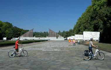 Berlin  Deutschland  Besucher am Sowjetischen Ehrenmal im Treptower Park