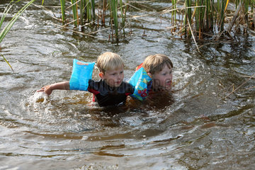 Stolpe auf Usedom  Deutschland  Kinder mit Schwimmfluegeln schwimmen im Wasser