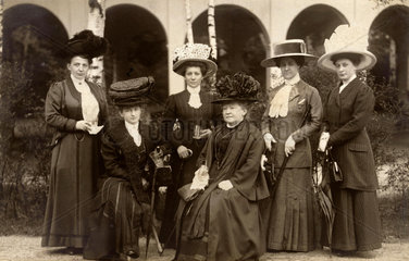Weibliche Kurgaeste in Franzensbad  um 1906