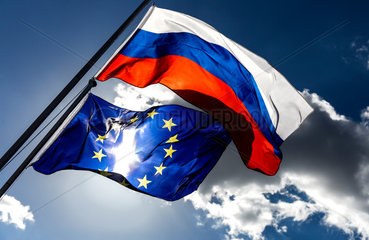 Berlin  Deutschland  Flagge der Russischen Foederation und Europaflagge wehen im Wind