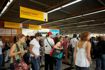 Kastela  Kroatien  Passagiere stehen an zur Passkontrolle im Flughafen Split-Kastela