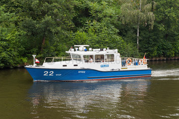 Berlin  Deutschland  Polizeiboot auf dem Hohenzollernkanal vom Westhafen