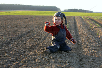 Prangendorf  ein Kind spielt auf einem Feld