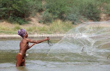 Karumanchi  Indien  ein Fischer wirft sein Netz aus