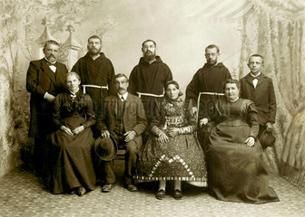 Familie mit drei Ordensleuten  um 1892