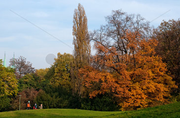 Berlin  Deutschland  Herbstfaerbung im Victoriapark am Kreuzberg