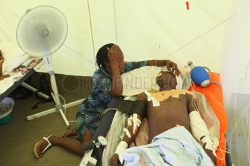 Carrefour  Haiti  eine Angehoerige kniet neben einem Verwundeten in der Intensivstation