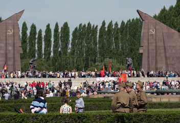 Berlin  Deutschland  Sowjetisches Ehrenmal Treptow  70. Jahrestag nach dem Ende des Zweiten Weltkriegs