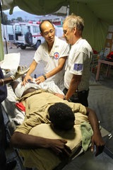 Carrefour  Haiti  ein Patient wird von Aerzten untersucht