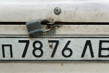 Lemberg  Ukraine  Kofferraum eines Ladas mit einem Vorhaengeschloss gesichert