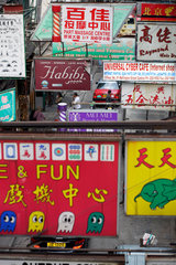 Hongkong  China  Werbeschilder mit chinesischen Schriftzeichen