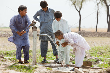 Hamzomahar  Pakistan  Kinder an einer Wasserpumpe