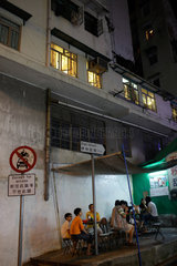 Hongkong  China  Gaeste sitzen einer kleinen Strassenkueche