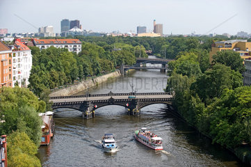 Berlin  Deutschland  Boote auf der Spree am Spreebogen in Moabit