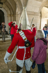 London  Grossbritannien  Tourist fotografiert den Wachposten des Regiments The Queens Life Guard