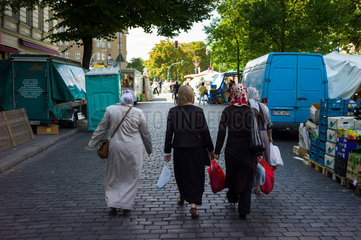 Berlin  Deutschland  Frauen verlassen den Tuerkenmarkt  Freitags-Markt  am Maybachufer  mit ihren Einkaeufen