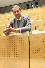 Cottbus  Deutschland  Prof.Dr.-Ing. Harald Schwarz von der BTU Cottbus  in einem Hoersaal der BTU
