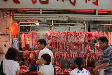 Hongkong  China  Kunden und Schlachter bei der Arbeit an der offenen Fleischtheke