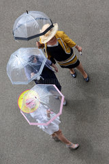 Ascot  Grossbritannien  elegant gekleidete Frauen mit Regenschirm beim Pferderennen