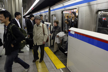 Tokio  Japan  Menschen steigen aus einer U-Bahn aus