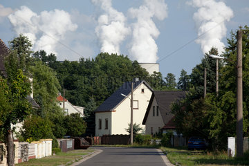 Peitz  Deutschland  Haeuser der Ortschaft mit den Kuehltuermen des Kraftwerks Jaenschwalde