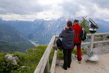 Berchtesgaden  Deutschland  Blick vom Berg Jenner in Richtung Koenigssee und Watzmann