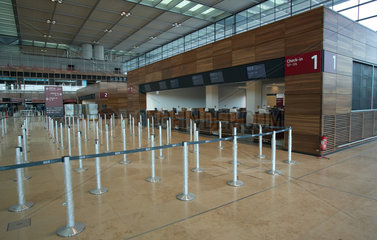 Schoenefeld  Deutschland  Check In Bereich im Terminal des Flughafens Berlin Brandenburg