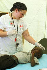 Carrefour  Haiti  eine finnische Rot Kreuz Krankenschwester behandelt einen Jungen