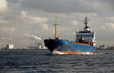 Wismar  Deutschland  leeres Containerschiff auf der Ostsee