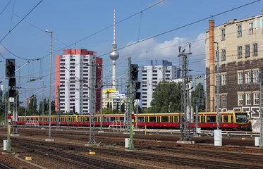 Berlin  Deutschland  S-Bahn der Linie 7 am Ostbahnhof