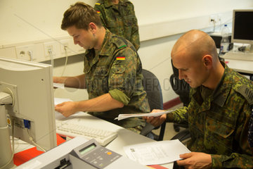 Berlin  Deutschland  Soldaten helfen bei der Registrierung der Asylsuchenden