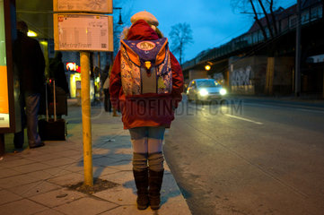 Berlin  Deutschland  ein Kind auf dem Schulweg an einer Tram-Haltestelle