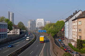 Essen  Deutschland  Stadtpanorama mit Blick auf die Stadtautobahn