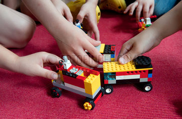 Berlin  Deutschland  Kinder spielen mit Legoautos in einer Kita