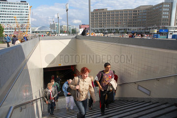 Berlin  Deutschland  Menschen verlassen den U-Bahnhof Alexanderplatz