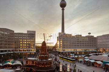 Berlin  Deutschland  Buden und Windmuehle waehrend des Oktoberfestes
