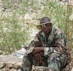 Port-au-Prince  Haiti  Mann mit uebertrieben grosser Sonnenbrille am Strassenrand