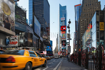 New York City  USA  Yellow Cab und Leuchtwerbung am Times Square