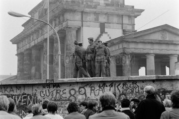 Berlin  Deutschland  Grenzsoldaten bei der Maueroeffnung am Brandenburger Tor