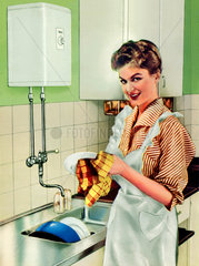 Hausfrau beim Abspuelen in der Kueche  1957