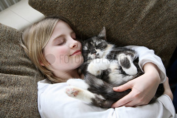 Riedling  Deutschland  ein schlafendes Maedchen mit einer Katze im Arm