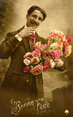 Mann gratuliert mit Blumen zum Geburtstag  um 1910