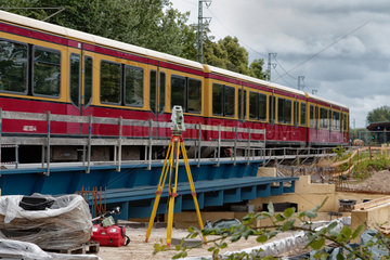 Berlin  Deutschland  S-Bahnzug passiert eine Baustelle