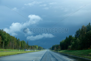 Tallinn  Estland  Regen ueber der Autobahn