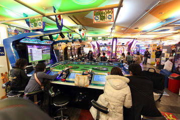 Tokio  Japan  Menschen in einem Spielcasino