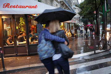 Paris  Frankreich  verliebtes Paar bei Regen in den Strassen von Paris