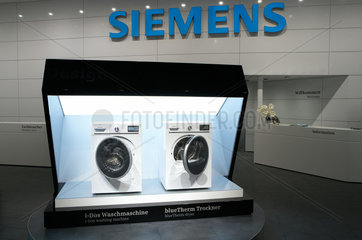 Berlin  Deutschland  die Firma Siemens praesentiert Waschmaschinen auf der IFA 2011