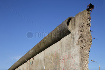 Berlin  Deutschland  die sanierte Berliner Mauer an der Gedenkstaette Berliner Mauer
