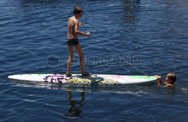 Alicudi  Italien  ein Junge steht auf einem Surfbrett