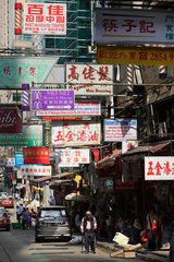 Hongkong  China  Werbeschilder in einer Einkaufsstrasse in Hongkong Central